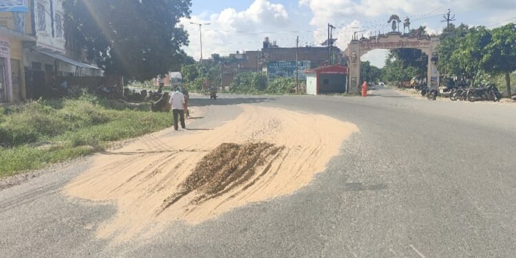 सड़कों के जख्मों पर मरहम लगाना कोई पीडब्ल्यूडी विभाग से सीखे,दूसरे दिन गाड़ियों के आवागमन से आधी से अधिक मिट्टी धूल के रूप में उड़ गई….