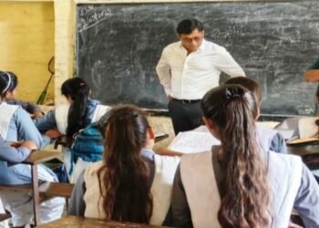 शिक्षक मेहनत,लगन के साथ छात्रों में छिपी प्रतिभा को निखारने में दें सहयोग-जिलाधिकारी अंजनी कुमार…