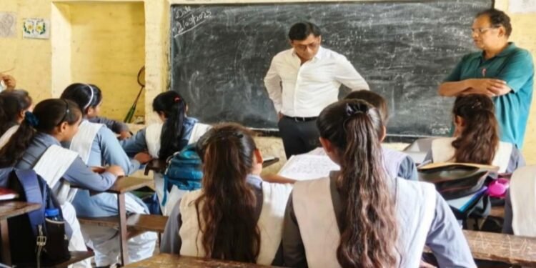 शिक्षक मेहनत,लगन के साथ छात्रों में छिपी प्रतिभा को निखारने में दें सहयोग-जिलाधिकारी अंजनी कुमार…