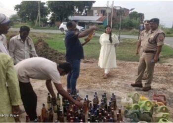 करहल कुर्रा में बड़ी कार्रवाई 639 लीटर अवैध शराब नष्ट,₹9.28 लाख का माल विनष्ट…
