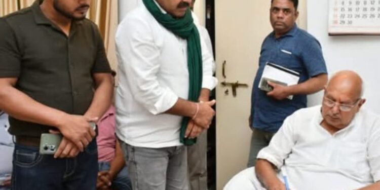 जिले के किसानों की खाद की समस्याओ को कृषि मंत्री सूर्य प्रताप शाही के समक्ष रखी समस्या….