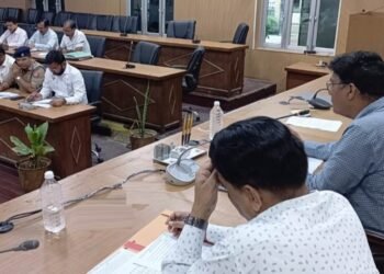 मैनपुरी सड़क सुरक्षा समिति की बैठक में परिवहन,लोक निर्माण,पुलिस विभाग के अधिकारियों को निर्देशित करते जिलाधिकारी अंजनी कुमार सिंह….