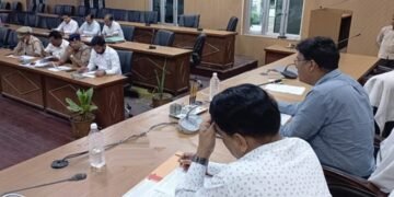 मैनपुरी सड़क सुरक्षा समिति की बैठक में परिवहन,लोक निर्माण,पुलिस विभाग के अधिकारियों को निर्देशित करते जिलाधिकारी अंजनी कुमार सिंह….