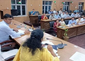 राजस्व कार्यों की समीक्षा के दौरान आबकारी, परिवहन, स्टांप एवं रजिस्ट्रेशन, जी.एस.टी., नगर निकाय, अलोह खनन, वन विभाग के अधिकारियों को निर्देशित करते-जिलाधिकारी अंजनी कुमार सिंह…