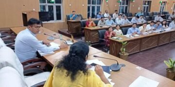 राजस्व कार्यों की समीक्षा के दौरान आबकारी, परिवहन, स्टांप एवं रजिस्ट्रेशन, जी.एस.टी., नगर निकाय, अलोह खनन, वन विभाग के अधिकारियों को निर्देशित करते-जिलाधिकारी अंजनी कुमार सिंह…