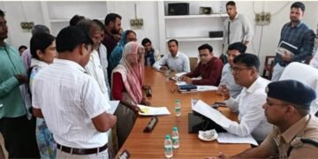 मैनपुरी संपूर्ण समाधान दिवस के अवसर पर तहसील सदर में जन-शिकायतें सुनते-जिलाधिकारी अंजनी कुमार सिंह…