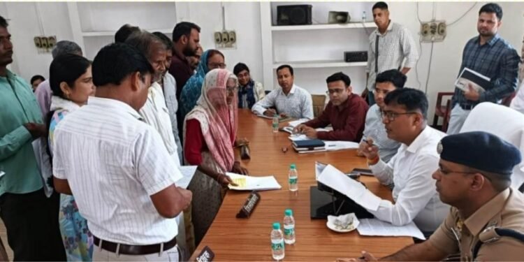 मैनपुरी संपूर्ण समाधान दिवस के अवसर पर तहसील सदर में जन-शिकायतें सुनते-जिलाधिकारी अंजनी कुमार सिंह…