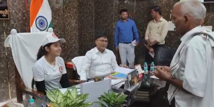 मैनपुरी एक दिन की बनीं जिलाधिकारी,छात्राओं ने संभाली जिम्मेदारी कनिष्का ने कई फरियादियों की समस्याएँ सुनीं…