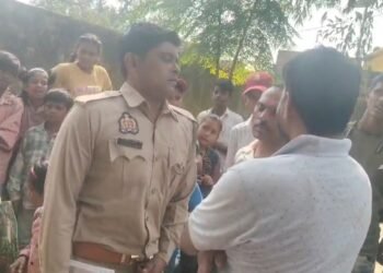 बेबर/मैनपुरी शिक्षा के मंदिर में गुरुजी ने मांस मदिरा का किया सेवन छात्रों ने काटा हंगामा…