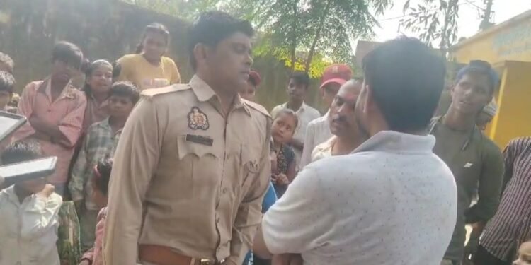 बेबर/मैनपुरी शिक्षा के मंदिर में गुरुजी ने मांस मदिरा का किया सेवन छात्रों ने काटा हंगामा…