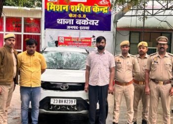 इटावा एक्शन मोड में SSP ब्रजेश कुमार श्रीवास्तव,अधिकारियों की लोकेशन लेकर मौरम के ट्रक पास कराने वाले खनन माफियाओं पर पुलिस की बड़ी कार्यवाही