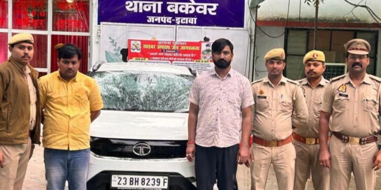 इटावा एक्शन मोड में SSP ब्रजेश कुमार श्रीवास्तव,अधिकारियों की लोकेशन लेकर मौरम के ट्रक पास कराने वाले खनन माफियाओं पर पुलिस की बड़ी कार्यवाही