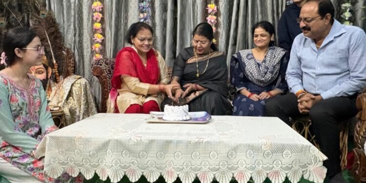 करहल अनुराधा चतुर्वेदी ने राज्य महिला आयोग की सदस्य रेनू गौड़ का केक काटकर किया स्वागत !