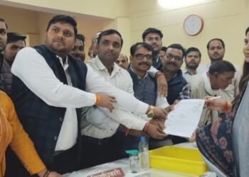 करहल उत्तर प्रदेश लेखपाल संघ पदाधिकारियों ने आठ सूत्री मांगों को पूरा करवाने के लिए तहसील मुख्यालय पर धरना प्रदर्शन कर उप जिलाधिकारी को सोपा ज्ञापन !