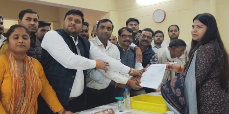 करहल उत्तर प्रदेश लेखपाल संघ पदाधिकारियों ने आठ सूत्री मांगों को पूरा करवाने के लिए तहसील मुख्यालय पर धरना प्रदर्शन कर उप जिलाधिकारी को सोपा ज्ञापन !