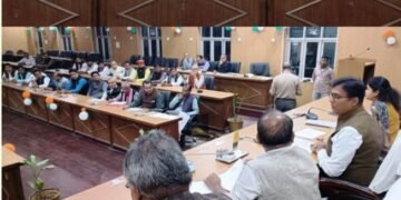 मैनपुरी भारत निर्वाचन आयोग द्वारा विधानसभा निर्वाचन क्षेत्र के मतदेय स्थलों के सम्माजन के संबंध में जिला निर्वाचन अधिकारी अंजनी कुमार सिंह ने विभिन्न राजनैतिक दलों के पदाधिकारी की मौजूदगी में संभाजन के संबंध में विस्तृत चर्चा की गई।