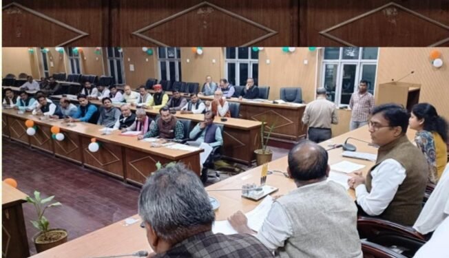 मैनपुरी भारत निर्वाचन आयोग द्वारा विधानसभा निर्वाचन क्षेत्र के मतदेय स्थलों के सम्माजन के संबंध में जिला निर्वाचन अधिकारी अंजनी कुमार सिंह ने विभिन्न राजनैतिक दलों के पदाधिकारी की मौजूदगी में संभाजन के संबंध में विस्तृत चर्चा की गई।