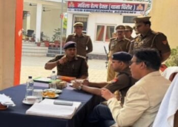 मैनपुरी थाना समाधान दिवस पर थाना घिरोर में जन-शिकायतें सुनते हुए जिलाधिकारी अंजनी कुमार सिंह ने अधिकारियों को निर्देशित किया !