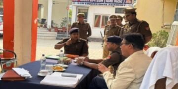 मैनपुरी थाना समाधान दिवस पर थाना घिरोर में जन-शिकायतें सुनते हुए जिलाधिकारी अंजनी कुमार सिंह ने अधिकारियों को निर्देशित किया !