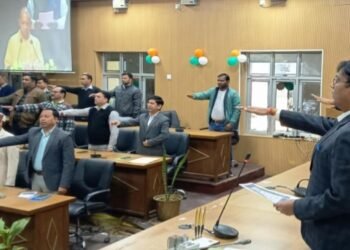 मैनपुरी संविधान दिवस पर आधारित लघु फिल्म के प्रसारण के उपरांत जिलाधिकारी अंजनी कुमार सिंह ने उपस्थित अधिकारियों,कर्मचारियों को शपथ दिलाते हुए !