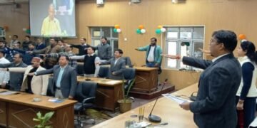 मैनपुरी संविधान दिवस पर आधारित लघु फिल्म के प्रसारण के उपरांत जिलाधिकारी अंजनी कुमार सिंह ने उपस्थित अधिकारियों,कर्मचारियों को शपथ दिलाते हुए !