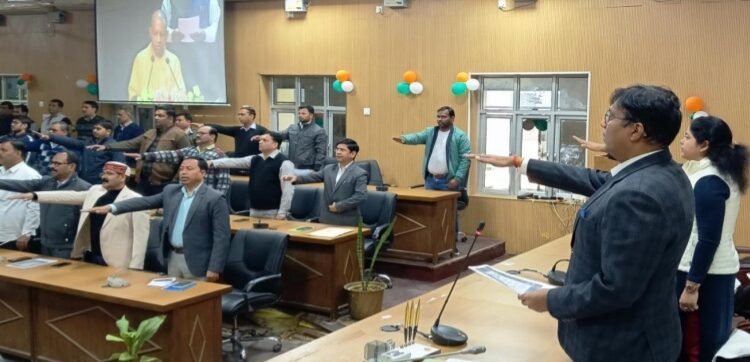 मैनपुरी संविधान दिवस पर आधारित लघु फिल्म के प्रसारण के उपरांत जिलाधिकारी अंजनी कुमार सिंह ने उपस्थित अधिकारियों,कर्मचारियों को शपथ दिलाते हुए !