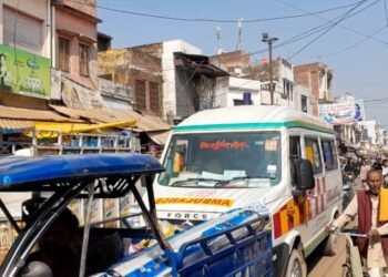 करहल के झाम से जुझती इमरजेंसी 102 एम्बुलेंस बजाती रही सायरन,और लोग हो रहे परेशान जिम्मेदार अधिकारी व प्रशासन मौन !