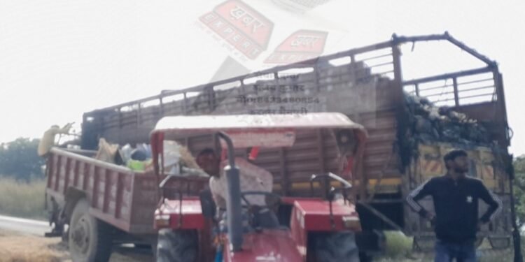 करहल घिरोर मार्ग पर सुनुपुर पुलिया के पास डीसीएम में शॉर्ट सर्किट से लगीआग,ड्राइवर सुरक्षित ।