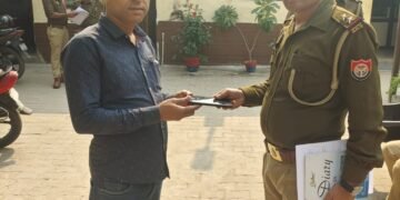 एत्मादपुर ,खोया हुआ मोबाइल मिलते ही खिले चेहरे