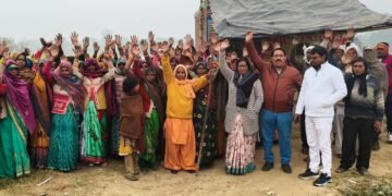 मैनपुरी ग्रामीणों ने सरकारी देशी शराब के ठेके को गांव में बंद करने की अधिकारियों से अपील की !