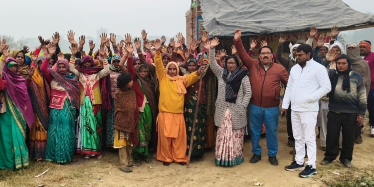 मैनपुरी ग्रामीणों ने सरकारी देशी शराब के ठेके को गांव में बंद करने की अधिकारियों से अपील की !