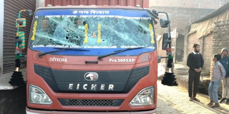 करहल तीन दिन पहले सड़क पर खड़ी कैंटर हटाने को लेकर हुआ झगड़ा,प्राथमिकी दर्ज!