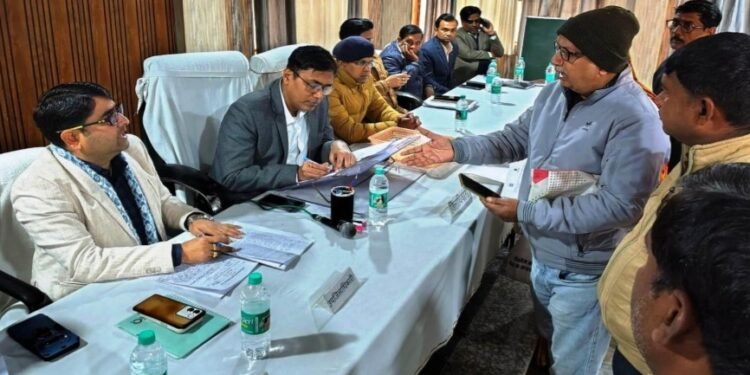 मैनपुरी में 11 शिकायतकर्ताओं ने जिलाधिकारी के सम्मुख शिकायती प्रार्थना पत्रों के माध्यम से अपनी व्यथा दर्ज करायी!