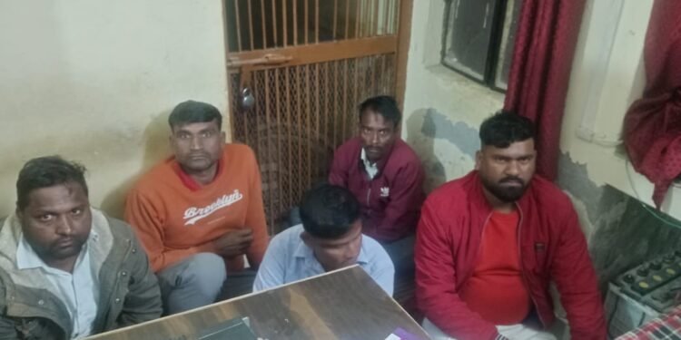 खंदौली में अवैध खनन पर छापा, माफियाओं ने पुलिस पर किया पथराव; जेसीबी–डंपर व स्कॉर्पियो जब्त, पाँच गिरफ्तार