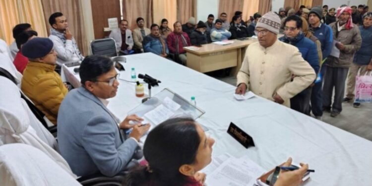 मैनपुरी-जन-सुनवाई के दौरान भोगांव क्षेत्र के 28 शिकायतकर्ताओं ने अपने शिकायती प्रार्थना पत्र जिलाधिकारी के सम्मुख प्रस्तुत किये!