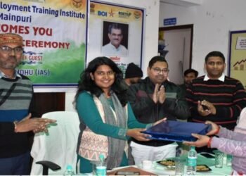 मैनपुरी-मुख्य विकास अधिकारी ने 14 सफल पूर्व उम्मीदवारों को उपहार देकर सम्मानित किया !