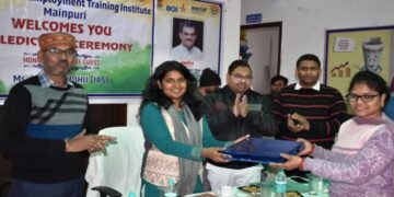 मैनपुरी-मुख्य विकास अधिकारी ने 14 सफल पूर्व उम्मीदवारों को उपहार देकर सम्मानित किया !