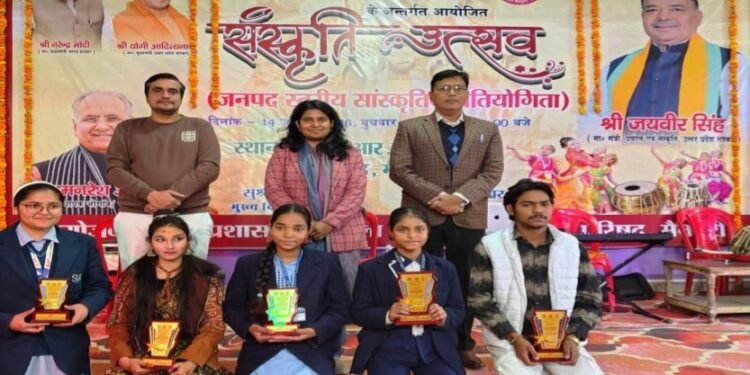 मैनपुरी-हमारी संस्कृति हमारी पहचान के अंतर्गत्त एस.बी.आर.एल.एकेडमी में आयोजित,जनपद के युवाओं में हुनर की कोई कमी नहीं-जिलाधिकारी अंजनी कुमार सिंह !