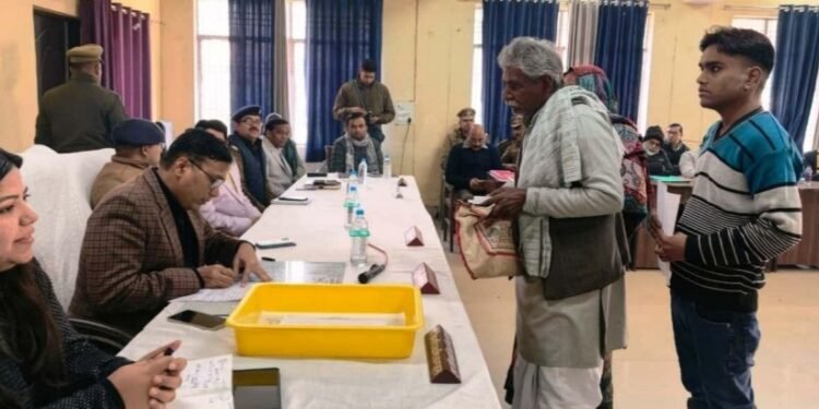 मैनपुरी-भूमि सम्बन्धी शिकायतों को किसी भी दशा में लंबित न रखा जाए,तत्काल पुलिस,राजस्व की टीम गठित कर मौके पर भेज कर समस्या का निदान कराया जाए-जिलाधिकारीअंजनी कुमार सिंह !