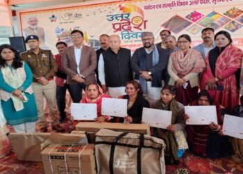 मैनपुरी-उत्तर प्रदेश दिवस पर उच्च शिक्षा मंत्री योगेन्द्र उपाध्याय की उपस्थिति में आयोजित कार्यक्रम में विभिन्न जनकल्याणकारी योजनाओं के लाभार्थियों एवं उत्कृष्ट कार्य करने वाले कर्मयोगियों को सम्मानित किया गया।