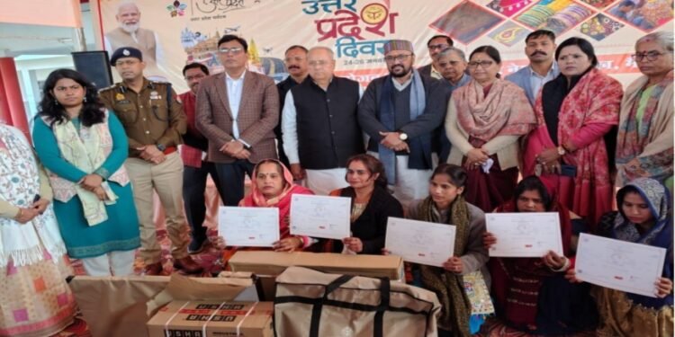 मैनपुरी-उत्तर प्रदेश दिवस पर उच्च शिक्षा मंत्री योगेन्द्र उपाध्याय की उपस्थिति में आयोजित कार्यक्रम में विभिन्न जनकल्याणकारी योजनाओं के लाभार्थियों एवं उत्कृष्ट कार्य करने वाले कर्मयोगियों को सम्मानित किया गया।