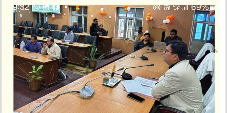 मैनपुरी-जनगणना-2027 की तैयारियों को लेकर जनगणना सामान्य समिति की बैठक में संबंधित अधिकारियों को निर्देशित करते-डीएम अंजनी कुमार सिंह !