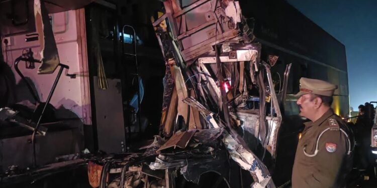 मैनपुरी-आगरा-लखनऊ एक्सप्रेसवे पर बस दिल्ली से गोरखपुर जा रही थी,बस दुर्घटनाग्रस्त 8 यात्री घायल !