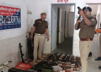 मैनपुरी-करहल थाने पहुंचकर क्षेत्राधिकारी अजय कुमार सिंह ने त्रमासिक निरीक्षण किया।