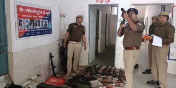 मैनपुरी-करहल थाने पहुंचकर क्षेत्राधिकारी अजय कुमार सिंह ने त्रमासिक निरीक्षण किया।