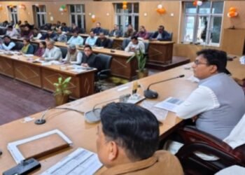 मैनपुरी- जिलाधिकारी अंजनी कुमार सिंह ने संबंधित अधिकारियों को अन्य योजनाओं को भी ए-श्रेणी में लाने के निर्देश दिए।