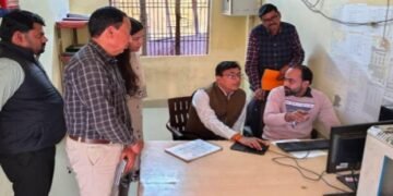 मैनपुरी-कम्प्यूटर कक्ष निरीक्षण में जिलाधिकारी ने आई.जी.आर.एस.,तहसील दिवस,जिलाधिकारी जन-सुनवाई से प्राप्त शिकायतों की जानकारी ली।