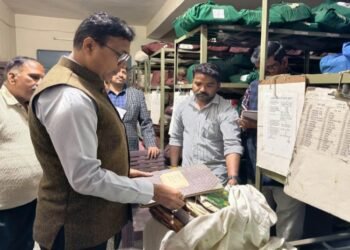 मैनपुरी-जिलाधिकारी अंजनी कुमार सिंह नेअभिलेखागार में वर्ष 1995-96 की गार्ड फाइल का अवलोकन भी किया।