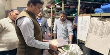 मैनपुरी-जिलाधिकारी अंजनी कुमार सिंह नेअभिलेखागार में वर्ष 1995-96 की गार्ड फाइल का अवलोकन भी किया।