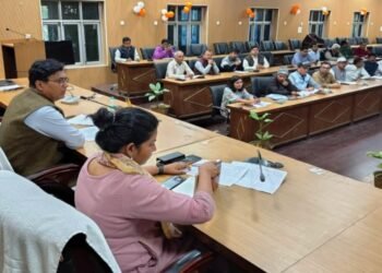 मैनपुरी-आई.जी.आर.एस. पोर्टल पर प्राप्त होने वाले संदर्भों की समीक्षा के दौरान कहा कि कोई भी अधिकारी शिकायत के डिफॉल्ट होने की प्रतीक्षा न करें-जिलाधिकारी अंजनी कुमार सिंह ।